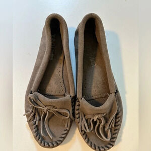 Minnetonka slip‎ on, grey size 6